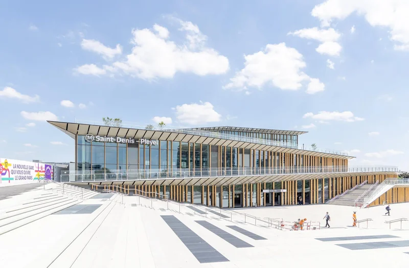 Vue extérieure de la gare Saint-Denis Pleyel et de son parvis